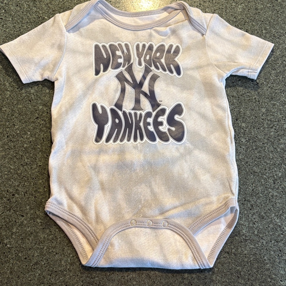 Genuine Merchandise New York Yankees Baby Bodysuit - Gray
